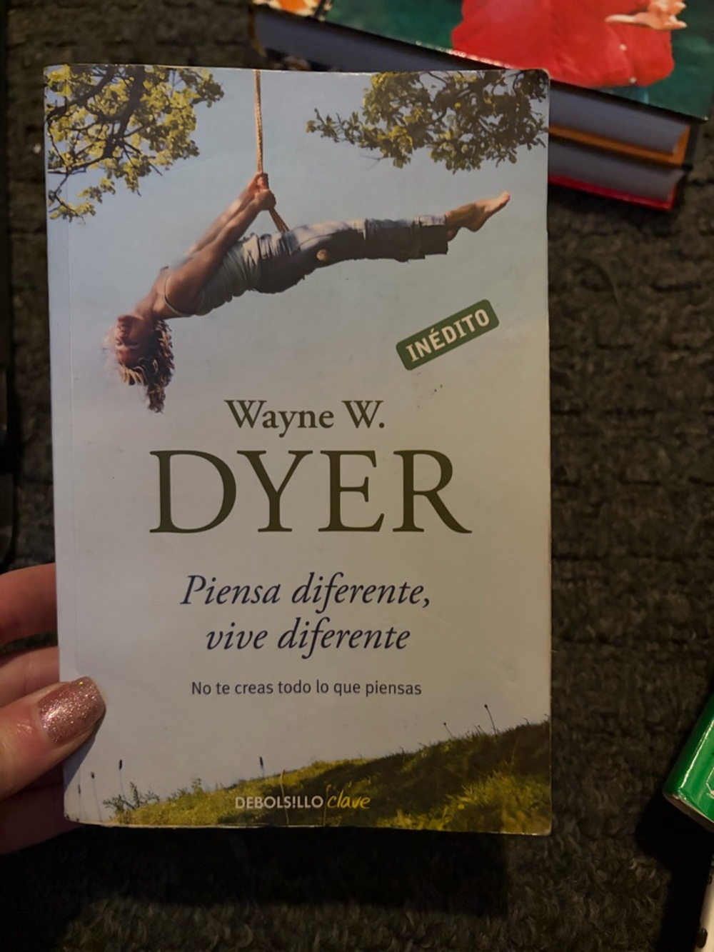 Piensa diferente vive diferente by Wayne w dyer